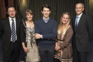 Stolze Gewinner und Veranstalter: (v.l.) Marc Karabasch, Susanne Faber, Matthias Widbiller, Tanja Basan, Dr. Frank Pfefferkorn Foto: DENTSPLY